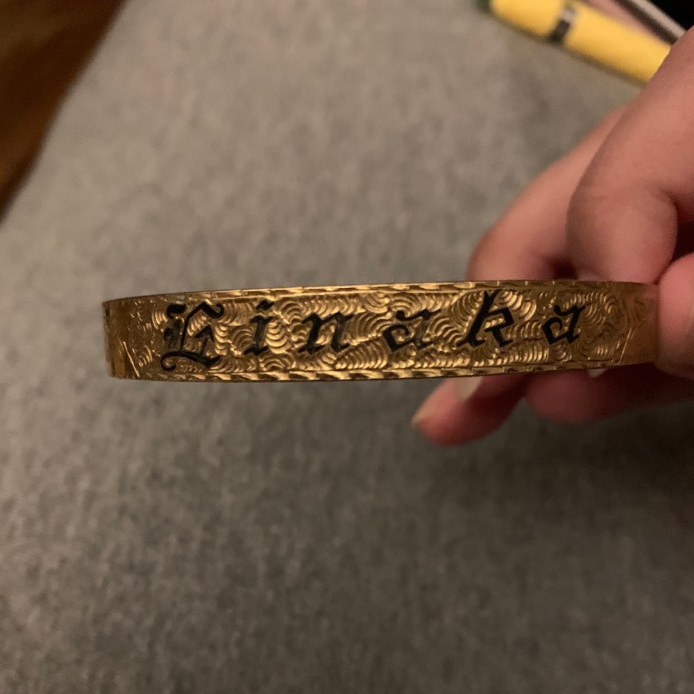 Heirloom gold Hawaiian bangle hibiscus engraving